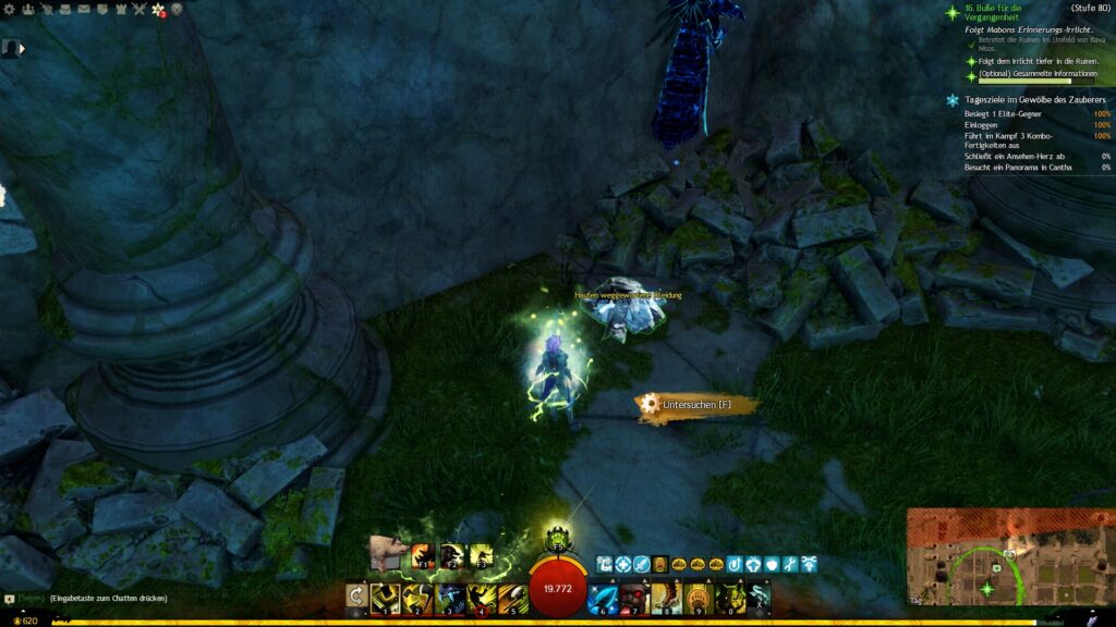 Haufen weggeworfene Kleidung